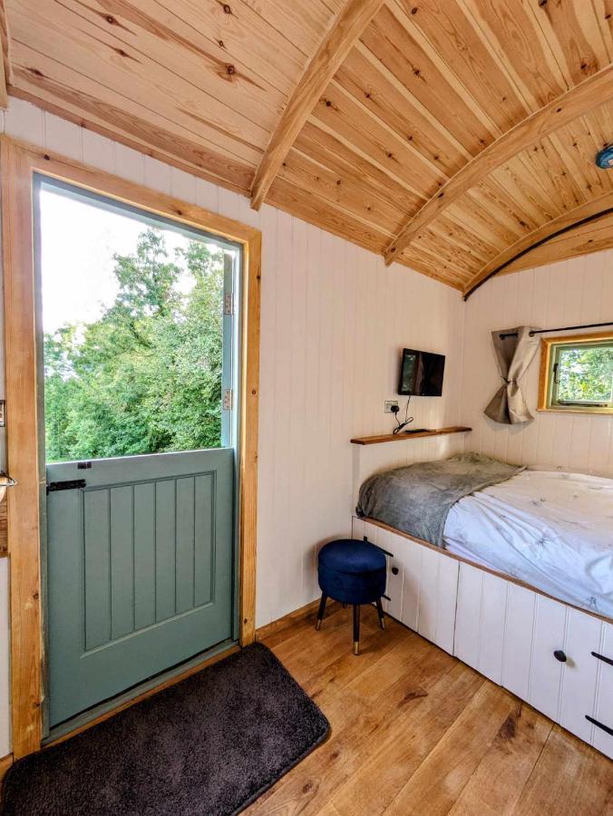 Romantic Nature Retreat, Luxury Glamping & Stargazing Views - Dragonfly Shepherd Hut Yarpole 外观 照片