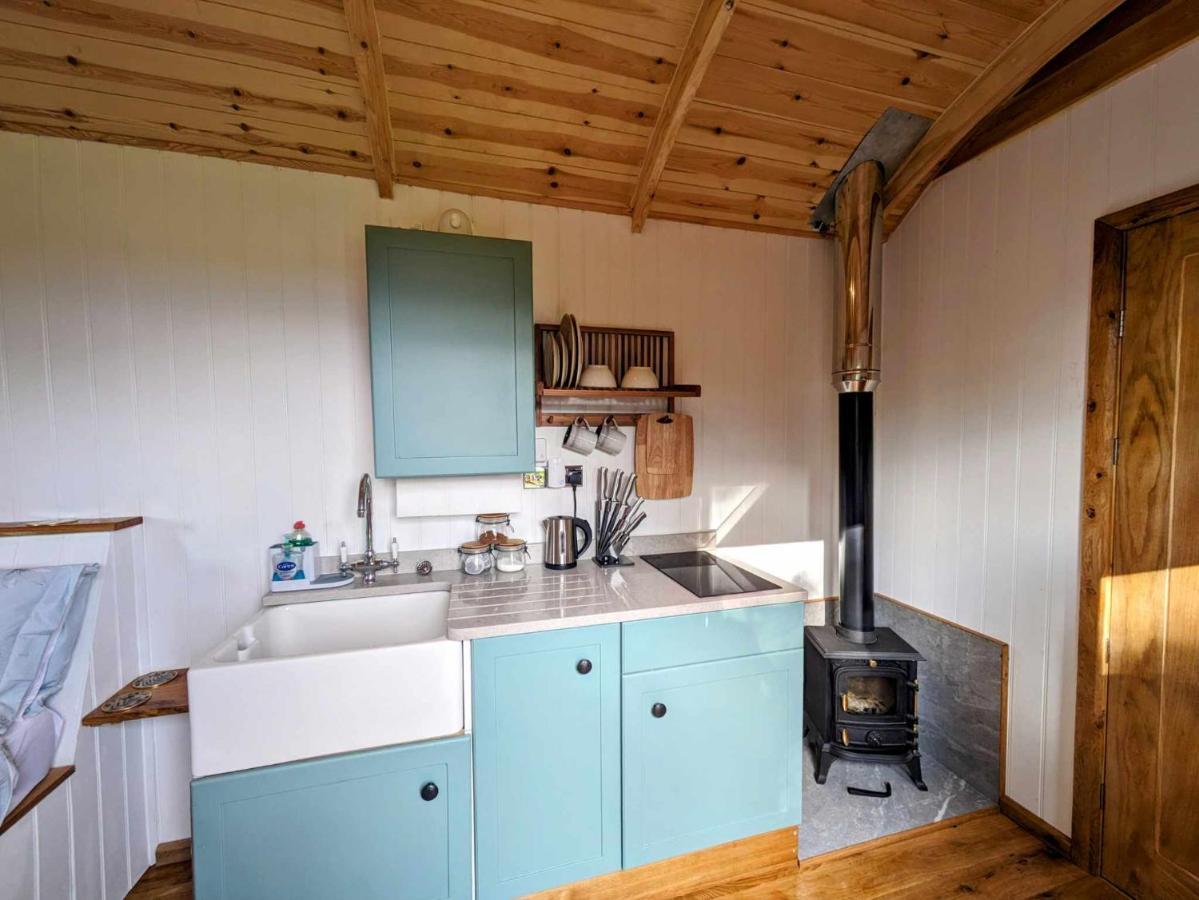 Romantic Nature Retreat, Luxury Glamping & Stargazing Views - Dragonfly Shepherd Hut Yarpole 外观 照片