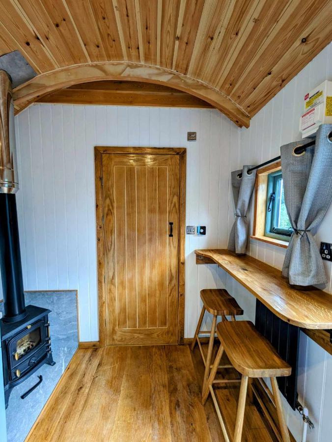 Romantic Nature Retreat, Luxury Glamping & Stargazing Views - Dragonfly Shepherd Hut Yarpole 外观 照片