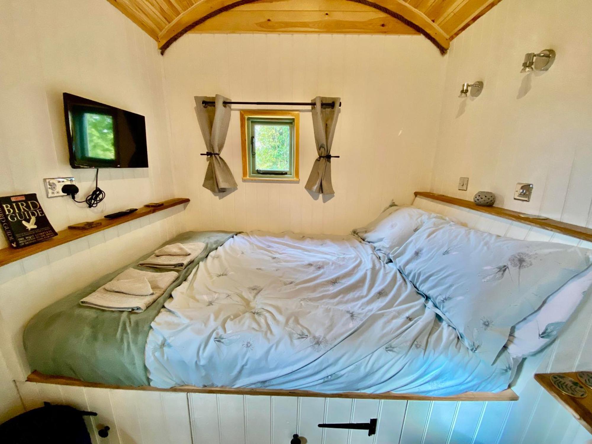 Romantic Nature Retreat, Luxury Glamping & Stargazing Views - Dragonfly Shepherd Hut Yarpole 外观 照片