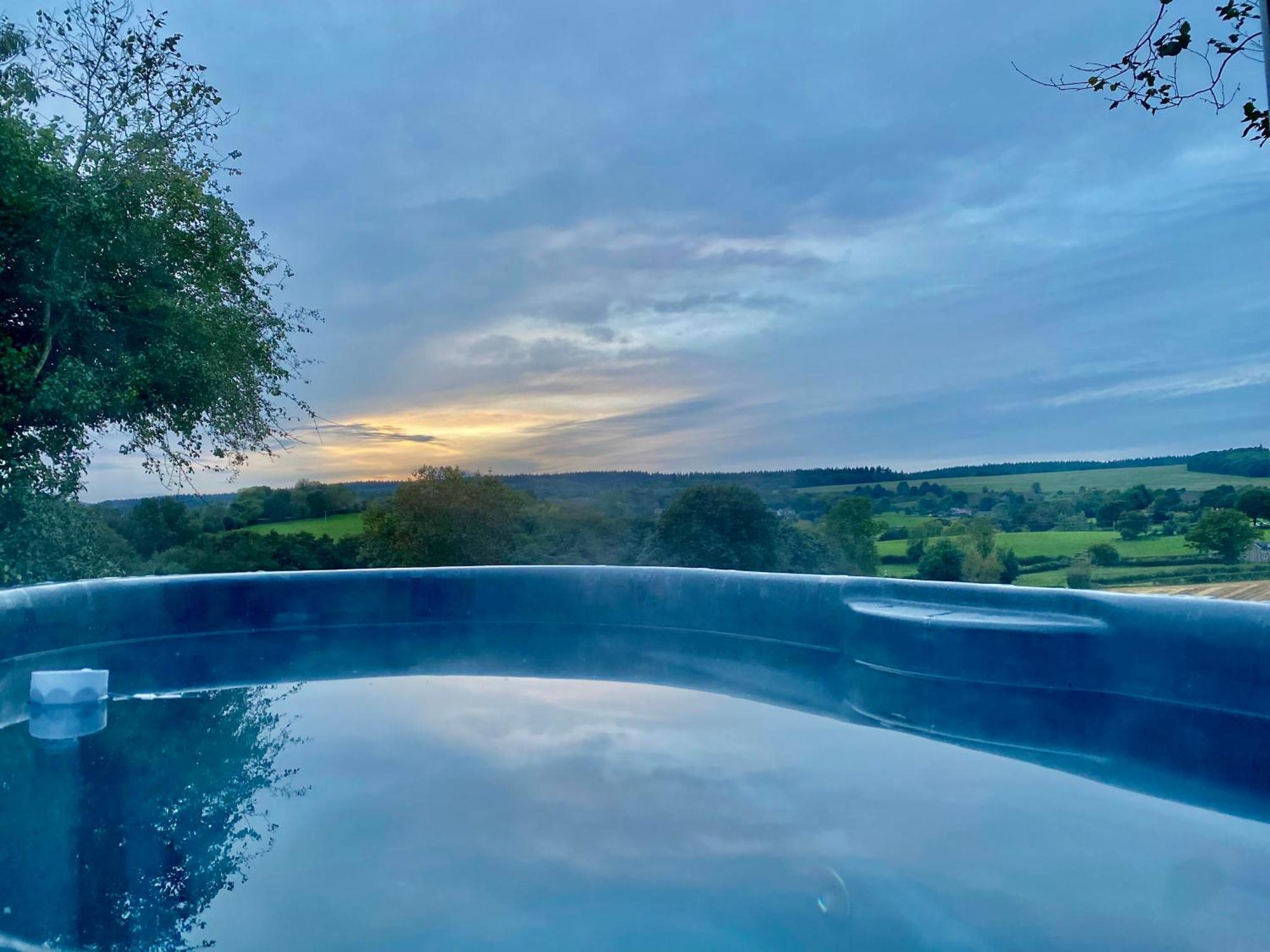 Romantic Nature Retreat, Luxury Glamping & Stargazing Views - Dragonfly Shepherd Hut Yarpole 外观 照片
