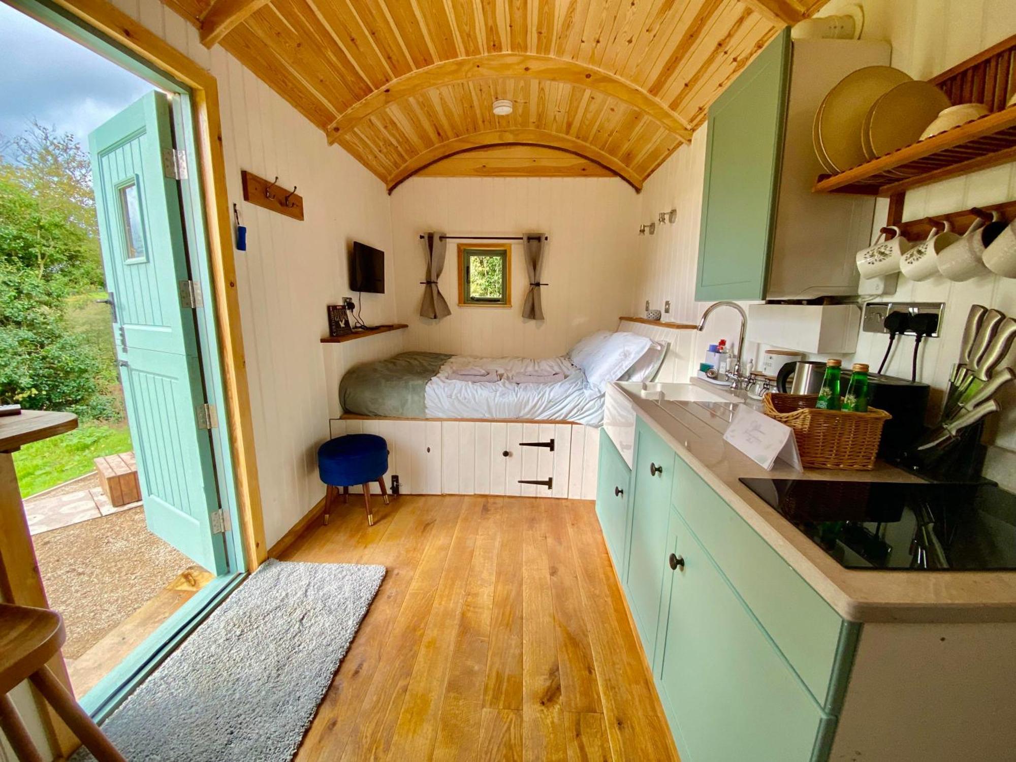Romantic Nature Retreat, Luxury Glamping & Stargazing Views - Dragonfly Shepherd Hut Yarpole 外观 照片