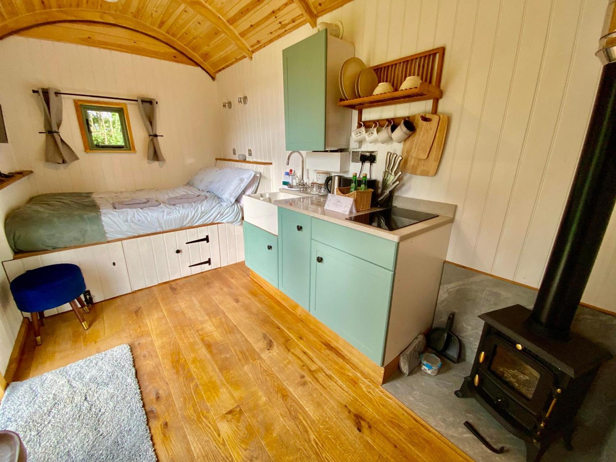 Romantic Nature Retreat, Luxury Glamping & Stargazing Views - Dragonfly Shepherd Hut Yarpole 外观 照片