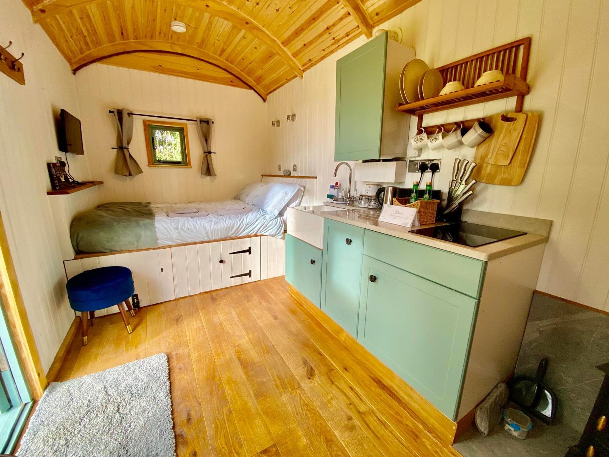 Romantic Nature Retreat, Luxury Glamping & Stargazing Views - Dragonfly Shepherd Hut Yarpole 外观 照片