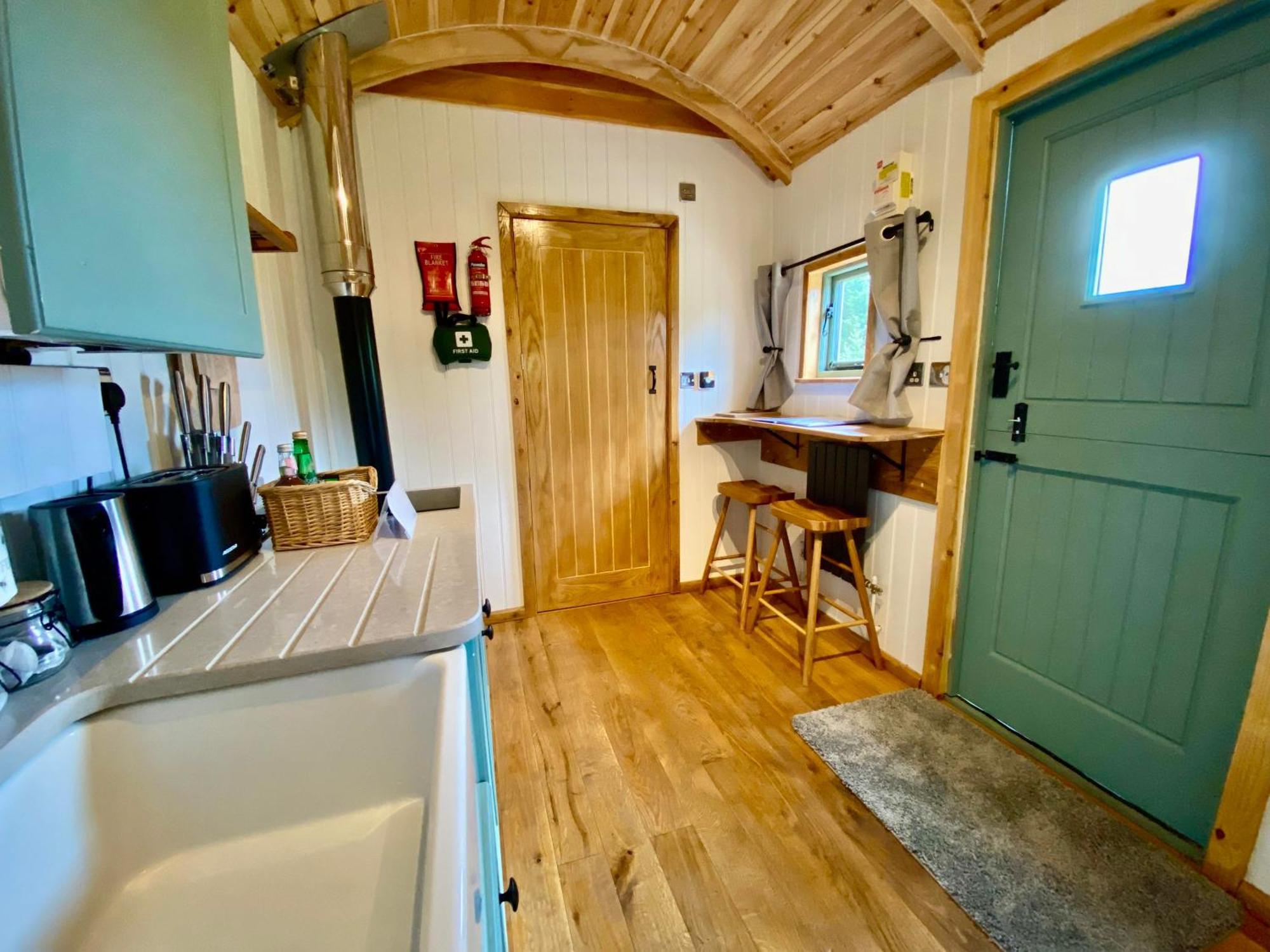 Romantic Nature Retreat, Luxury Glamping & Stargazing Views - Dragonfly Shepherd Hut Yarpole 外观 照片
