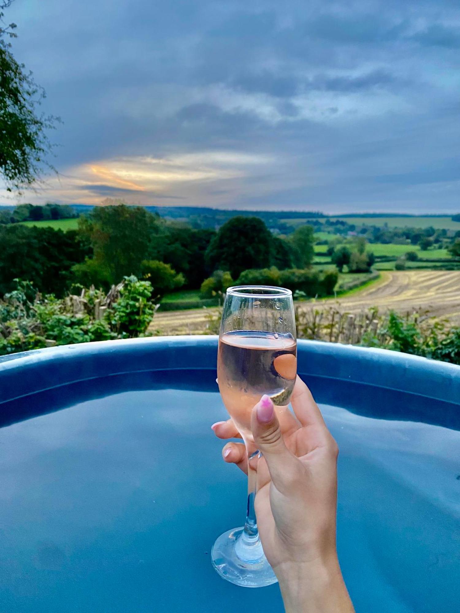 Romantic Nature Retreat, Luxury Glamping & Stargazing Views - Dragonfly Shepherd Hut Yarpole 外观 照片