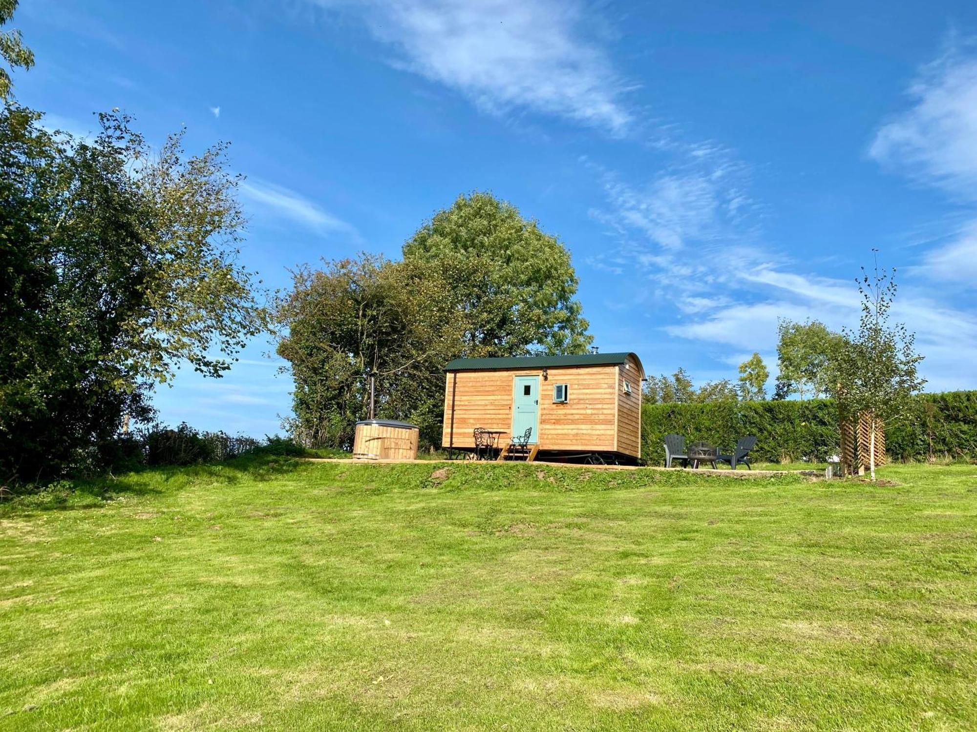 Romantic Nature Retreat, Luxury Glamping & Stargazing Views - Dragonfly Shepherd Hut Yarpole 外观 照片