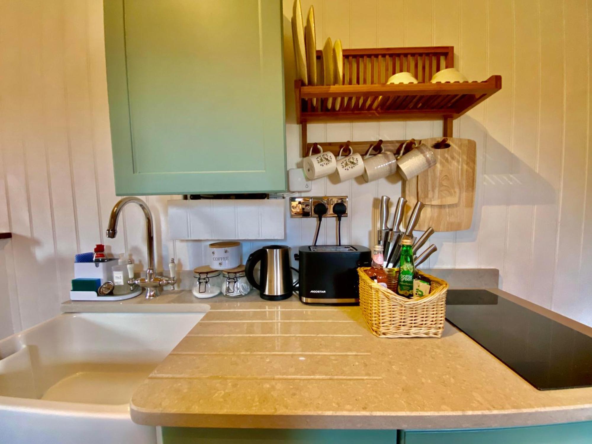Romantic Nature Retreat, Luxury Glamping & Stargazing Views - Dragonfly Shepherd Hut Yarpole 外观 照片