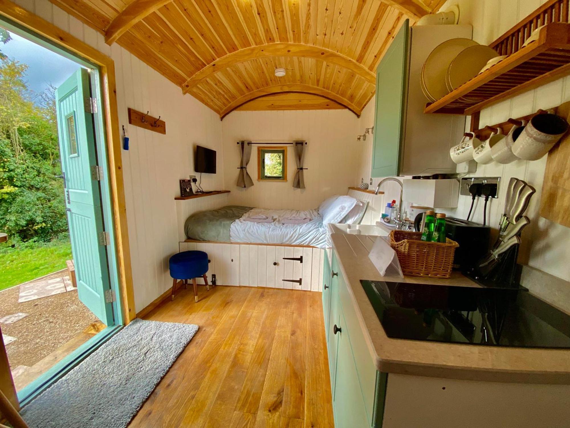 Romantic Nature Retreat, Luxury Glamping & Stargazing Views - Dragonfly Shepherd Hut Yarpole 外观 照片