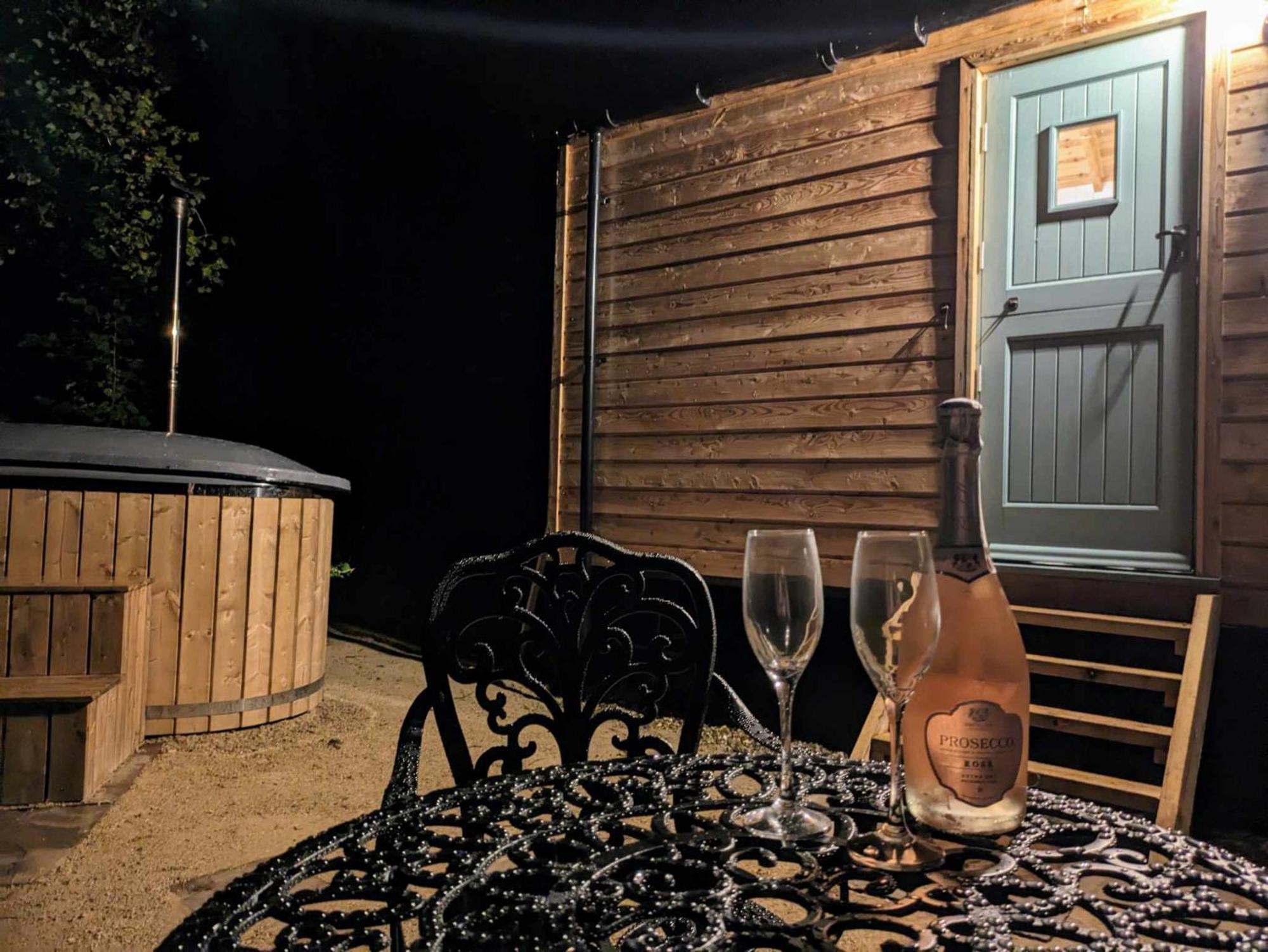Romantic Nature Retreat, Luxury Glamping & Stargazing Views - Dragonfly Shepherd Hut Yarpole 外观 照片