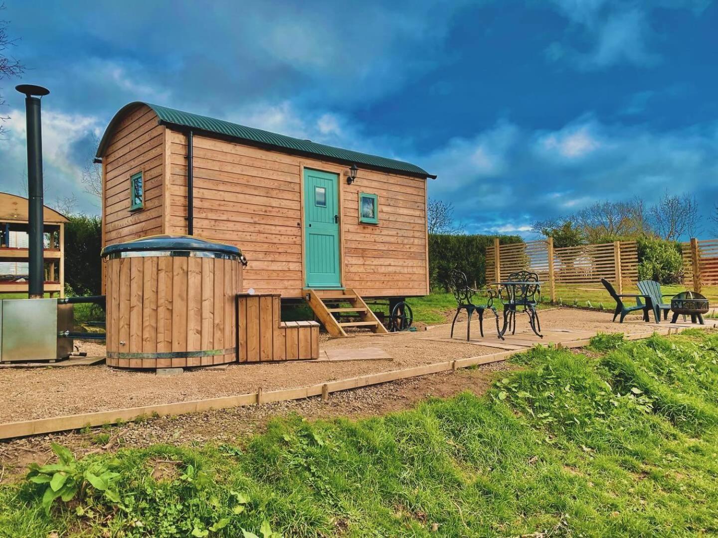 Romantic Nature Retreat, Luxury Glamping & Stargazing Views - Dragonfly Shepherd Hut Yarpole 外观 照片