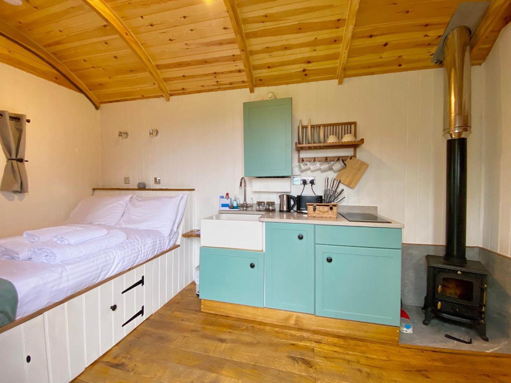 Romantic Nature Retreat, Luxury Glamping & Stargazing Views - Dragonfly Shepherd Hut Yarpole 外观 照片