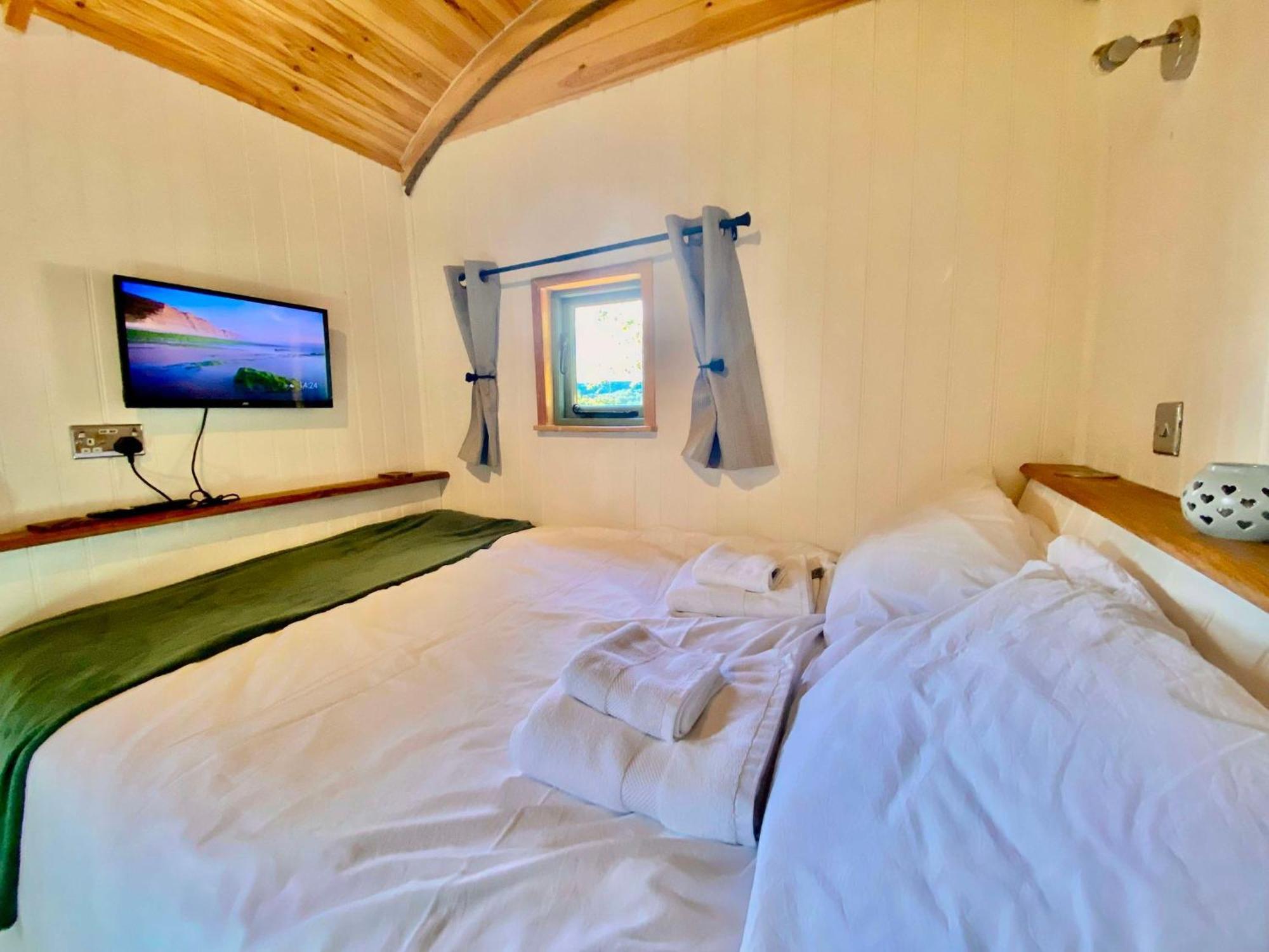 Romantic Nature Retreat, Luxury Glamping & Stargazing Views - Dragonfly Shepherd Hut Yarpole 外观 照片